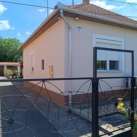 Апартаменты Kamilla Vendeghaz Тисафюред